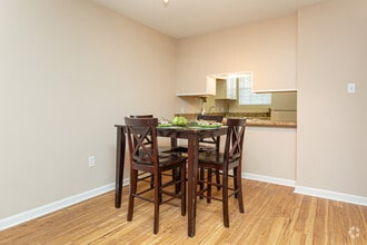 2 BR, 1 BA - 915 SF - Park Regency