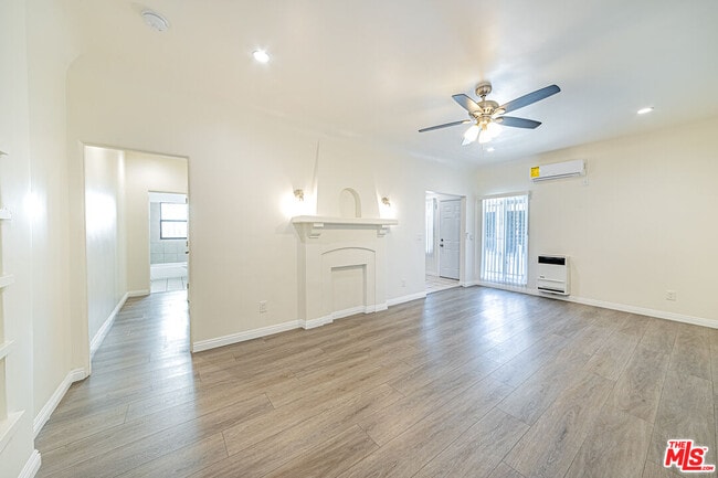 Building Photo - 1152 S Bronson Ave