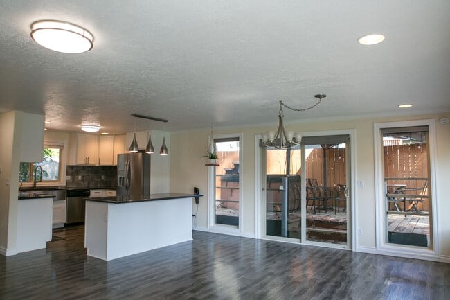 Building Photo - 4 bedroom 3 bath house for rent- Great location in Milwaukie, OR!