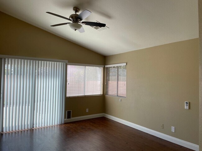 Foto del edificio - 1 story home, 4brs, 2bath, 2cg