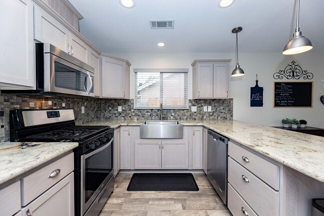 Building Photo - 3099 Blue Bell Dr