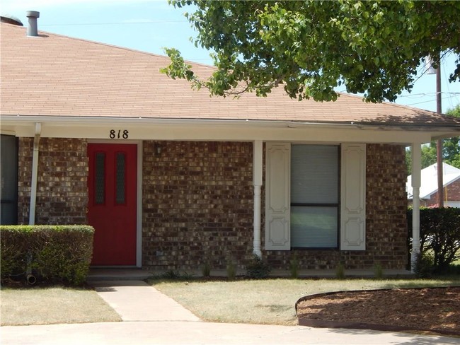 Building Photo - 818 Sylvia St