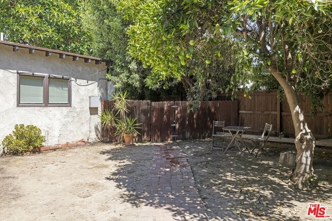 Building Photo - 11269 La Maida St