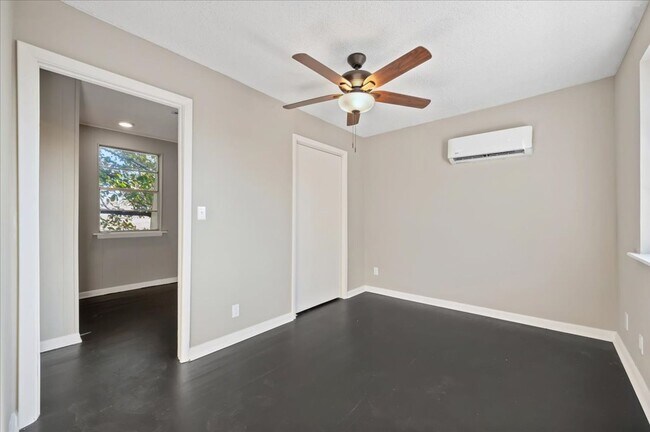 Building Photo - 2-Bedroom, 1-Bathroom Upper-Level Unit in ...