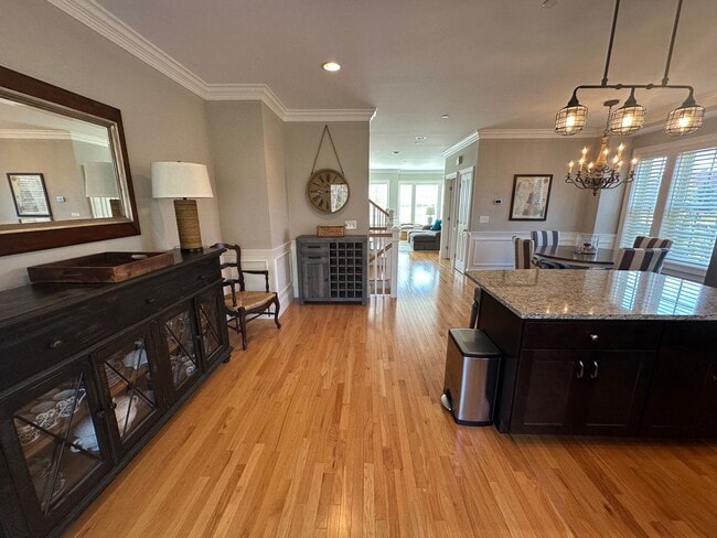 Foto del edificio - Spacious 3-Bedroom Townhouse in Prime Exet...