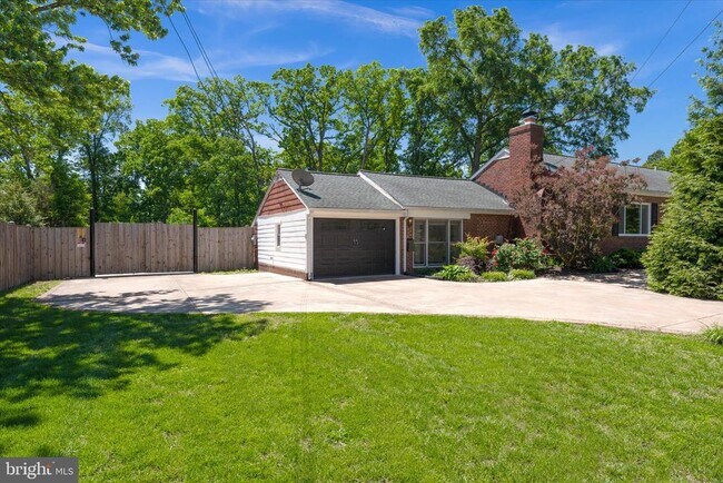 Building Photo - 5611 Dawes Ave