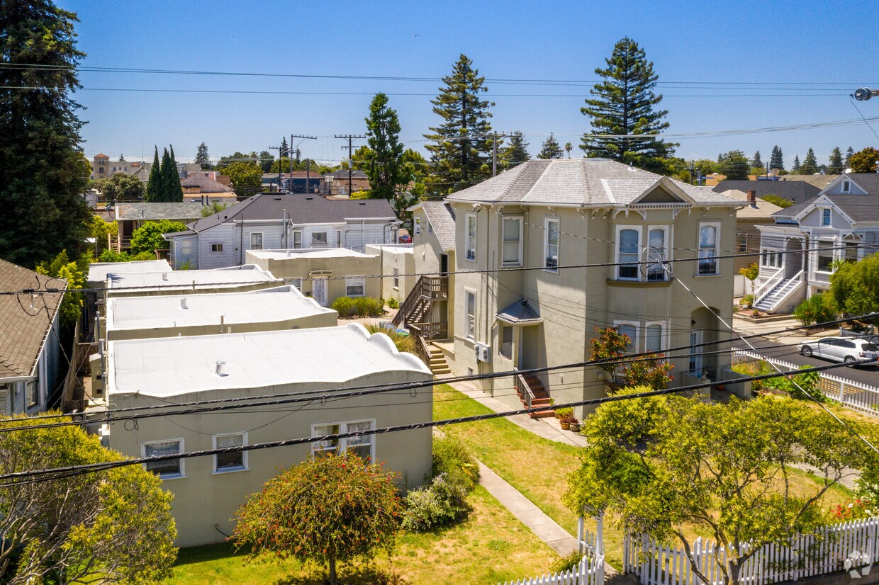 Primary Photo - 2100 Pacific Ave