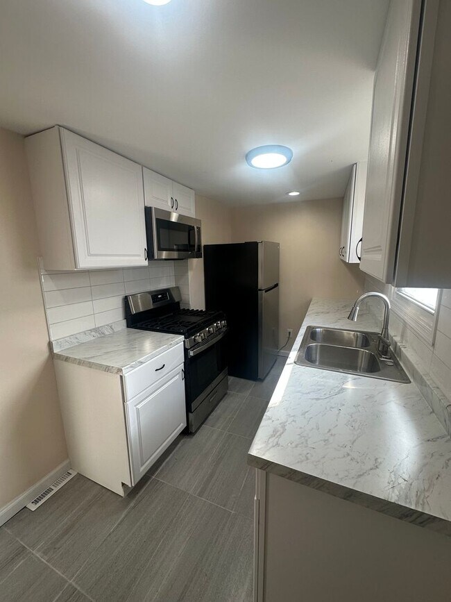 Building Photo - 2210 Greenwich St