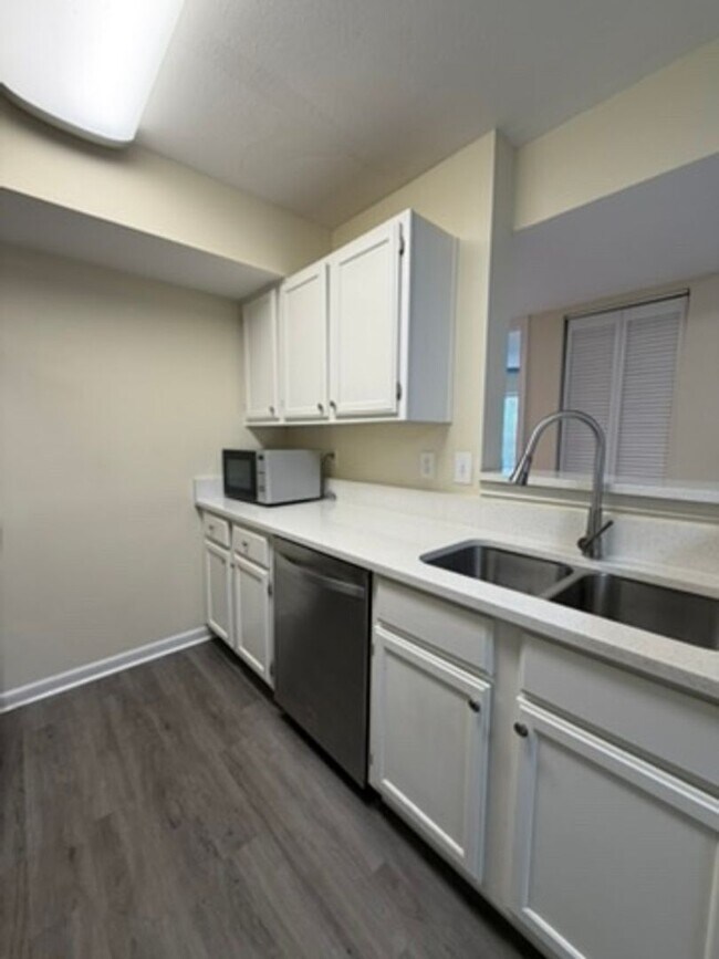 Foto del edificio - 25% OFF FIRST MONTH'S RENT -- Updated 2 Bedroom First Floor Condo