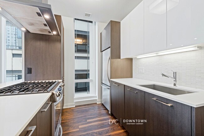 Building Photo - 203 N La Salle Dr