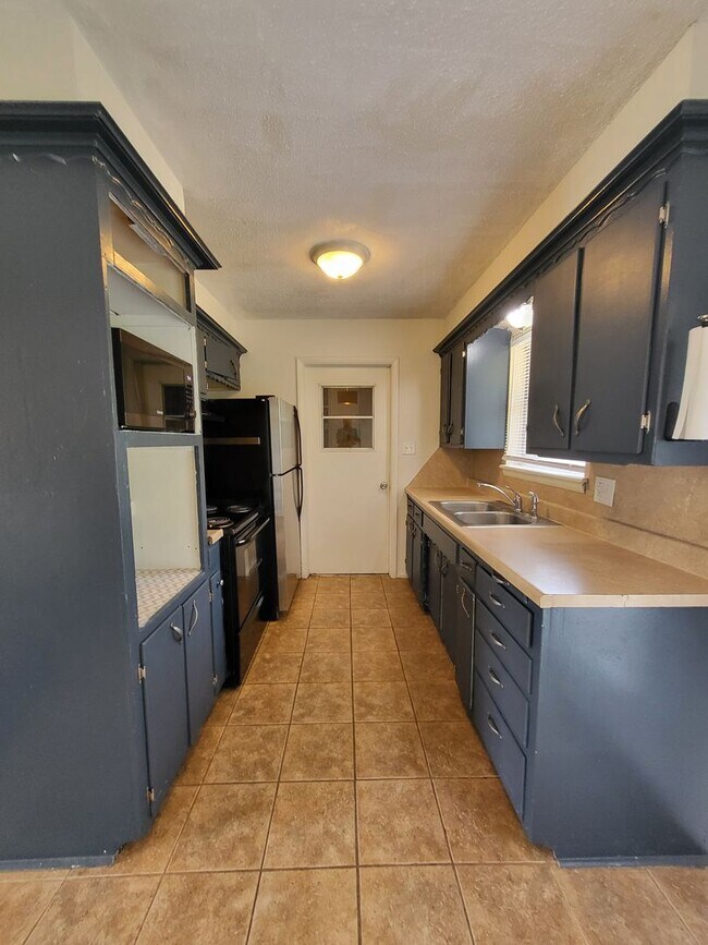 Building Photo - (3) Bed/(1.5) Bath Avail NOW!