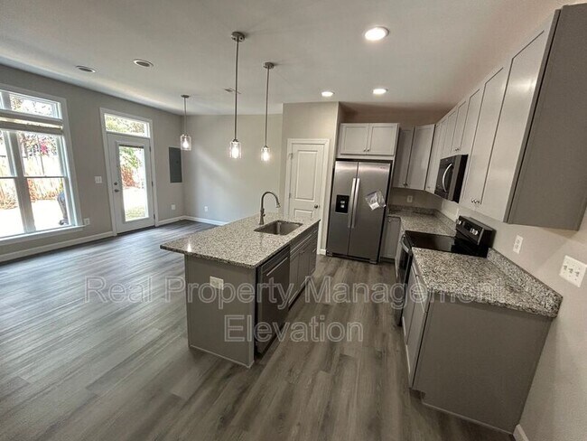 Building Photo - 113 Coralyrose Ct