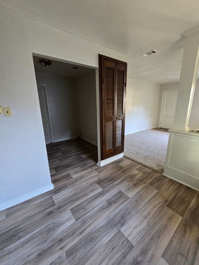 Building Photo - 2 bedroom 1 bathroom