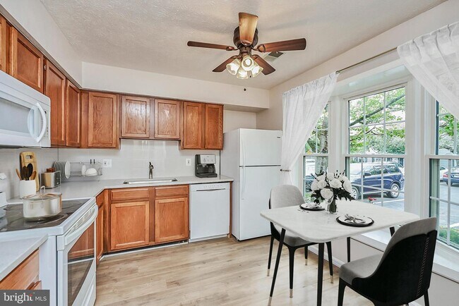 Building Photo - 5727 Independence Cir