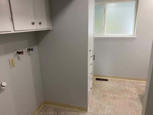 Building Photo - 9315 Westview Dr SW
