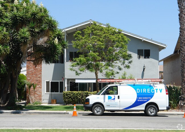 Foto del edificio - 717-721 Ivywood Dr