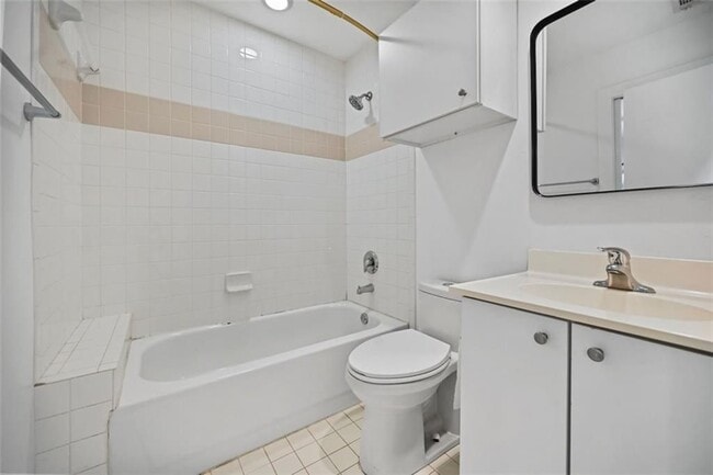 Building Photo - 920 Memorial Dr SE