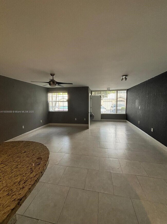 Foto del edificio - 2861 N Oakland Forest Dr