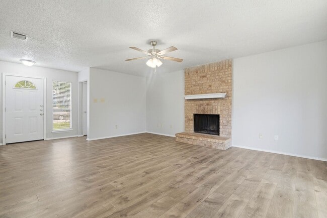 Building Photo - CHARMING 3 Bedroom - NORTHWEST CROSSING