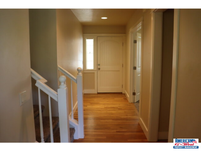 Building Photo - Clean Two story 3 bedroom plus office 3 ba...