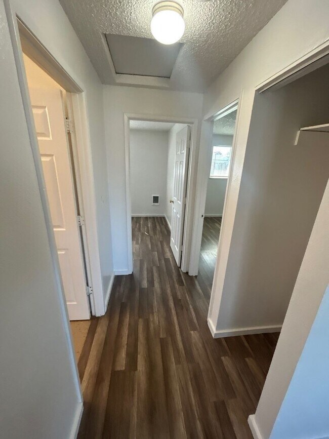Foto del edificio - 576 Hill St SE