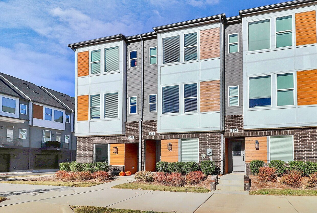 Foto principal - LoSo Terrace like new townhome available f...