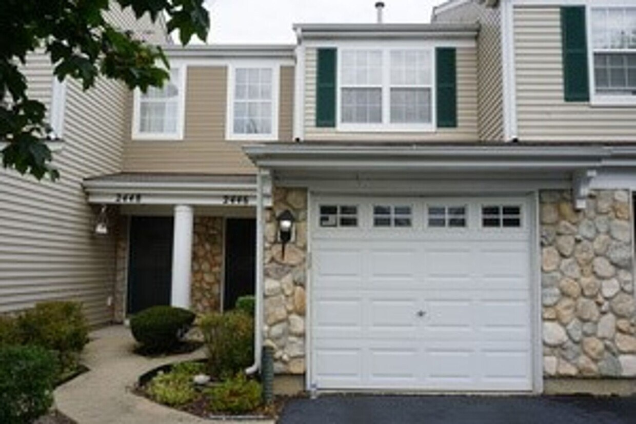 Foto principal - Excellent 2 Bedroom 1.5 Bath and I car att...