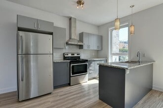 Building Photo - 6600 Av. de Darlington
