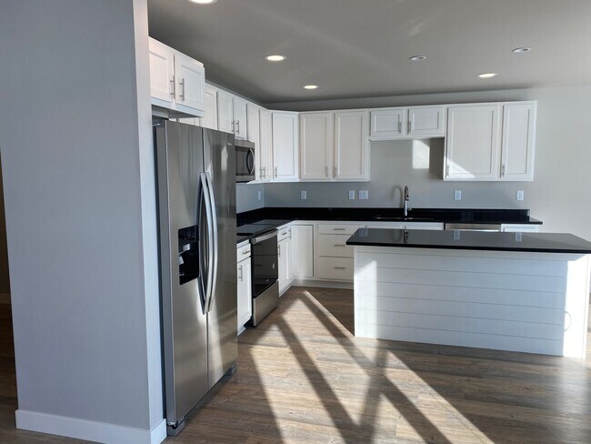 Building Photo - 4 Bed, 2.5 Bath Available Now - NEW INCENT...
