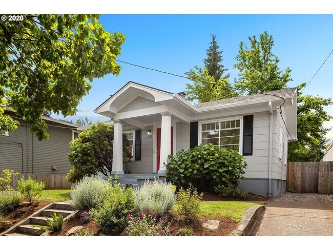 Foto del edificio - Charming 2-Bedroom Gem with Spacious Living Room and Bright Open Kitchen!