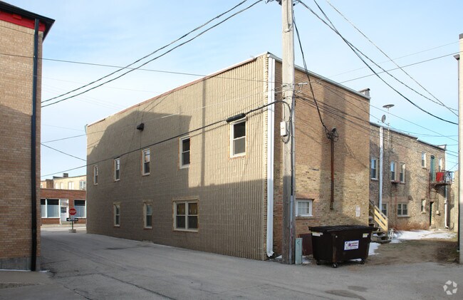 Foto del edificio - 110-116 E Prairie St