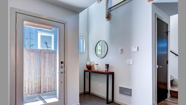 Building Photo - Ballard Townhouse