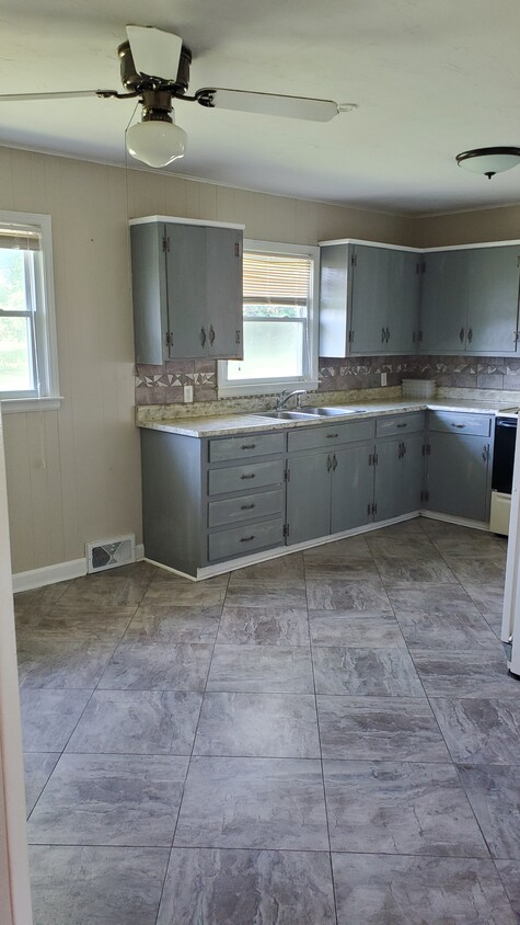 Kitchen - 827 Cherokee Ln