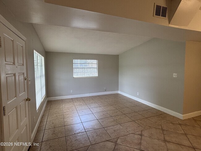 Building Photo - 2842 Tulip Cir E