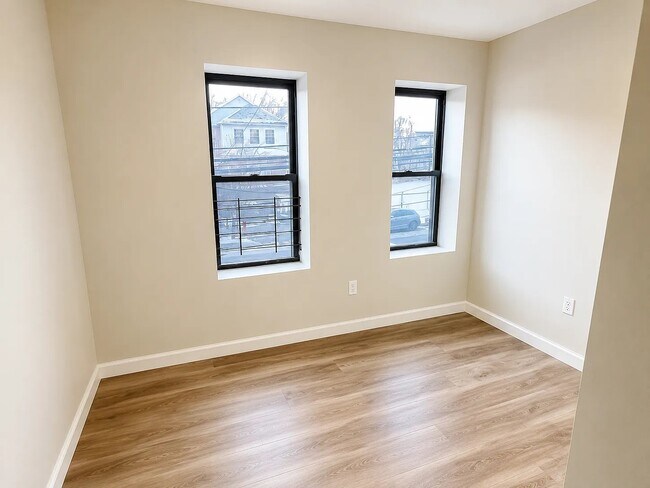 Foto del edificio - 383-385-385 Avon Ave