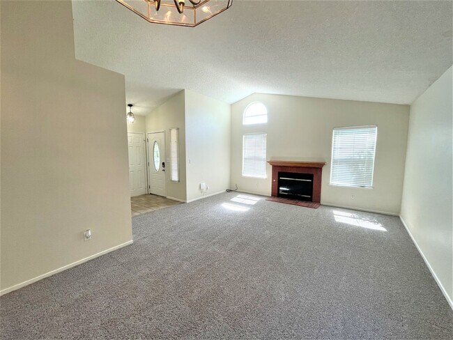 Building Photo - 37620 Robin Ln
