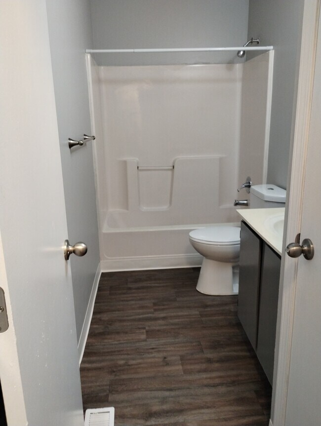 Upstairs Bathroom - Parkview Townhomes