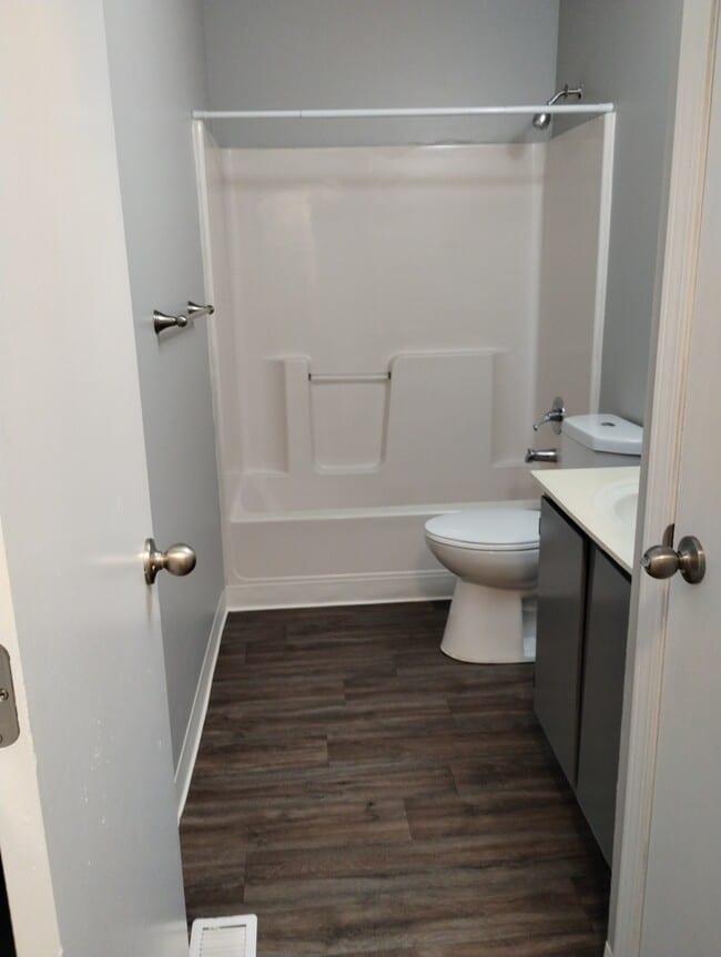 Upstairs Bathroom - Parkview Townhomes