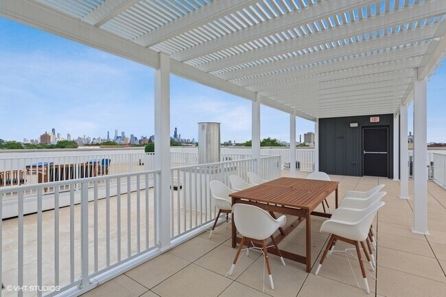 Foto del edificio - 2353 W Wabansia Ave