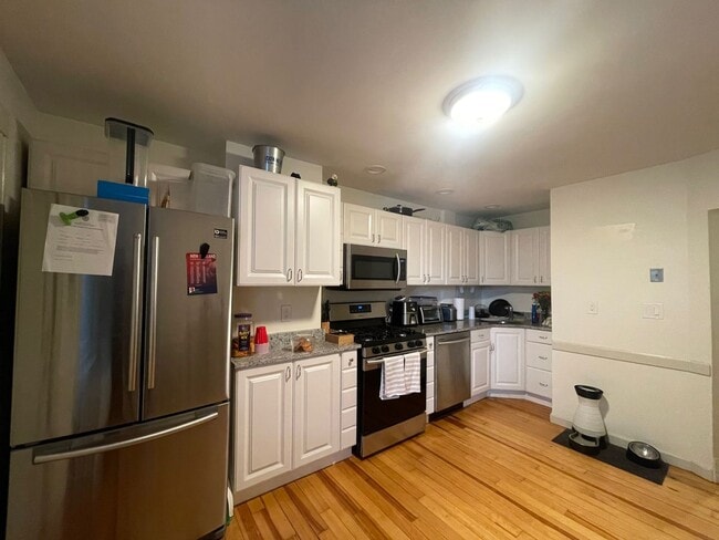 Building Photo - Renovated 3 Bed in Southie! Pet Friendly, ...