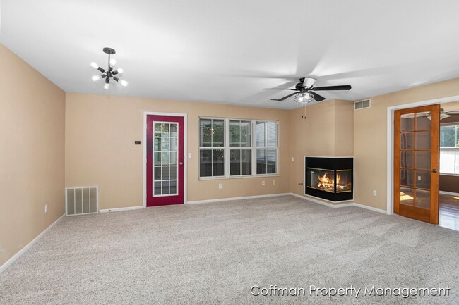 Building Photo - Woodland Creek Condo