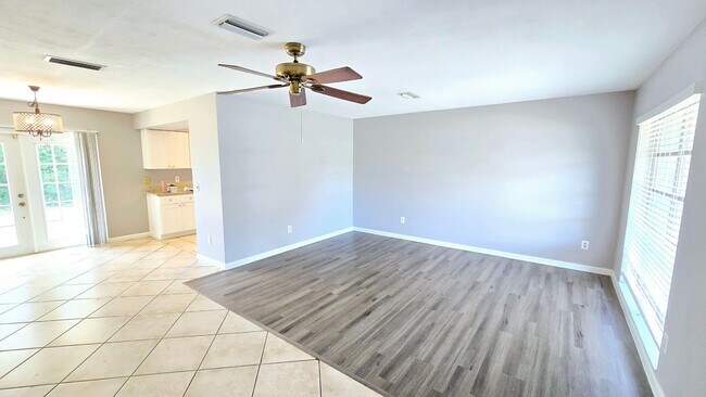 Foto del edificio - Charming Corner Lot Home in Deland- Near T...