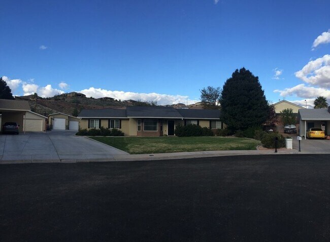 Foto del edificio - 1743 W Green Valley Ln