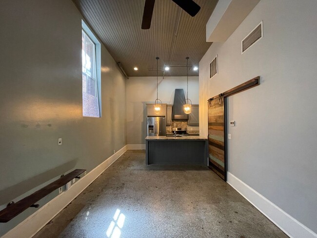 Building Photo - 553 Cherry St