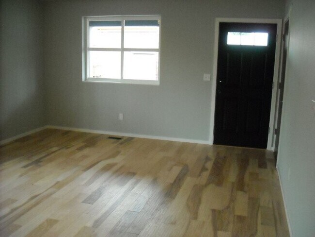 Foto del edificio - Charming SE Bungalow 3 Bed 2 Bathroom with Washer & Dryer