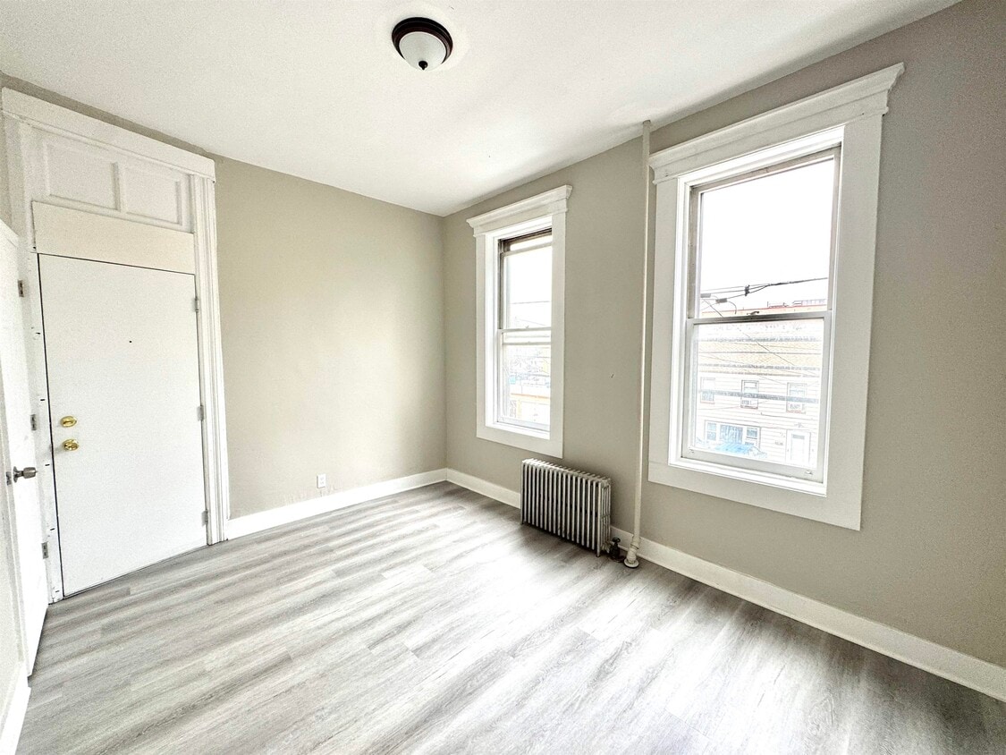 Primary Photo - 185 Beacon Ave