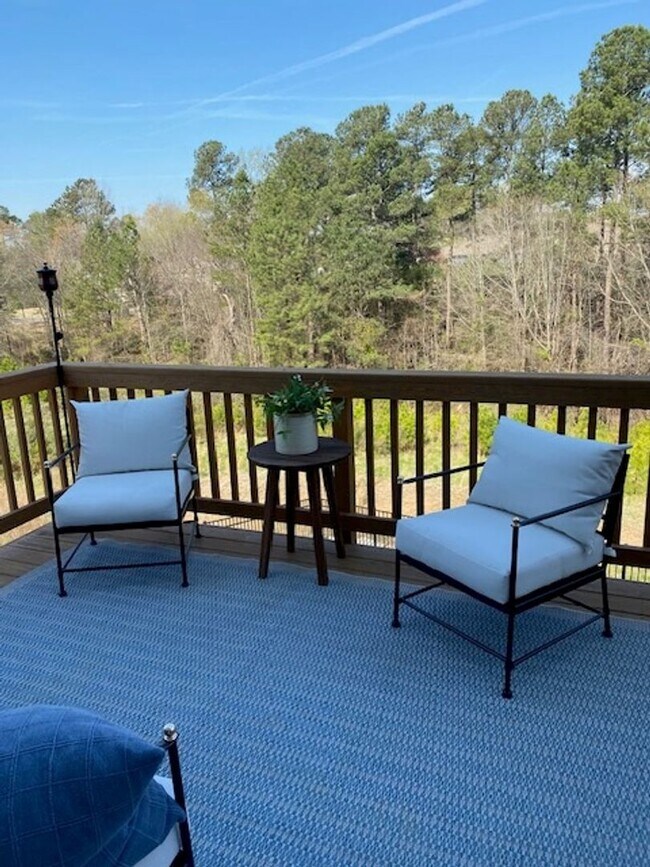 Foto del edificio - FULLY FURNISHED high-end beautiful 3 bedroom 3 1/2 bath home in Creekside Commons.