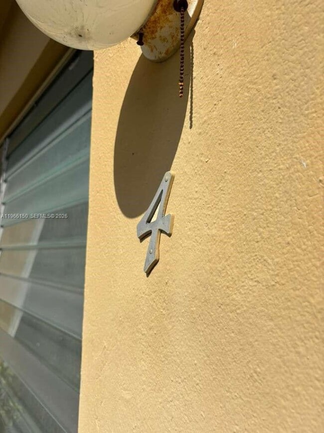 Building Photo - 301 Sharar Ave