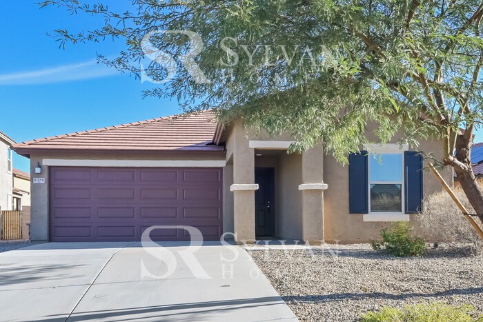 Foto principal - Come view this charming home