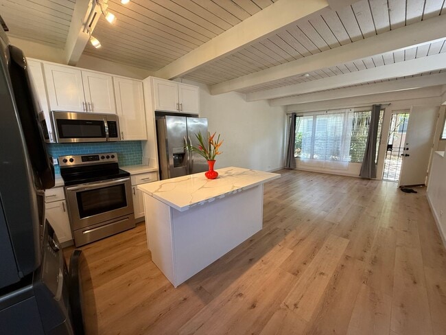 Foto del edificio - Updated Kahala Townhome – Pool, Parking & ...
